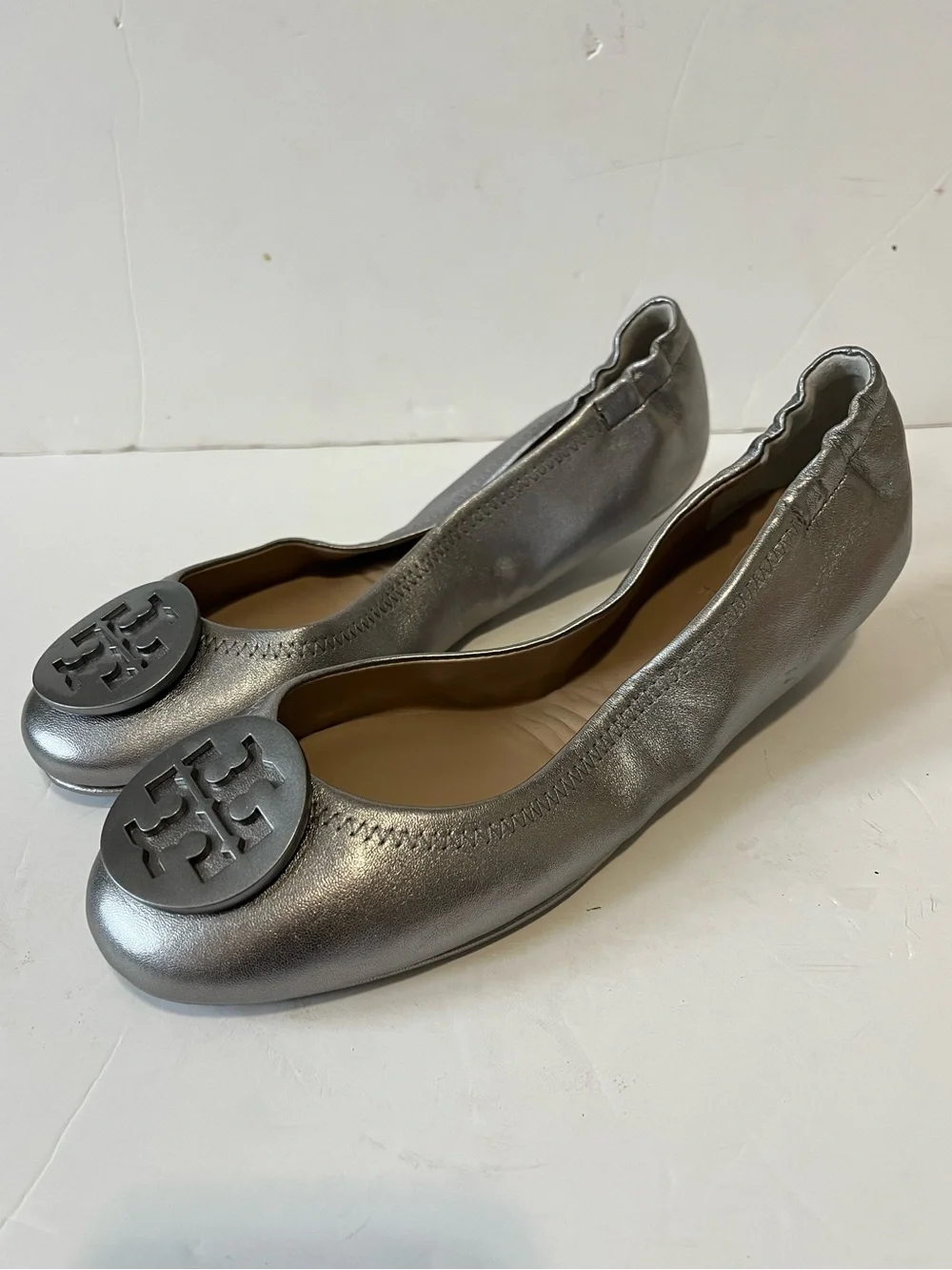 Tory Burch Silver Leather Logo Round-Toe Ballet Flats size 7.5M